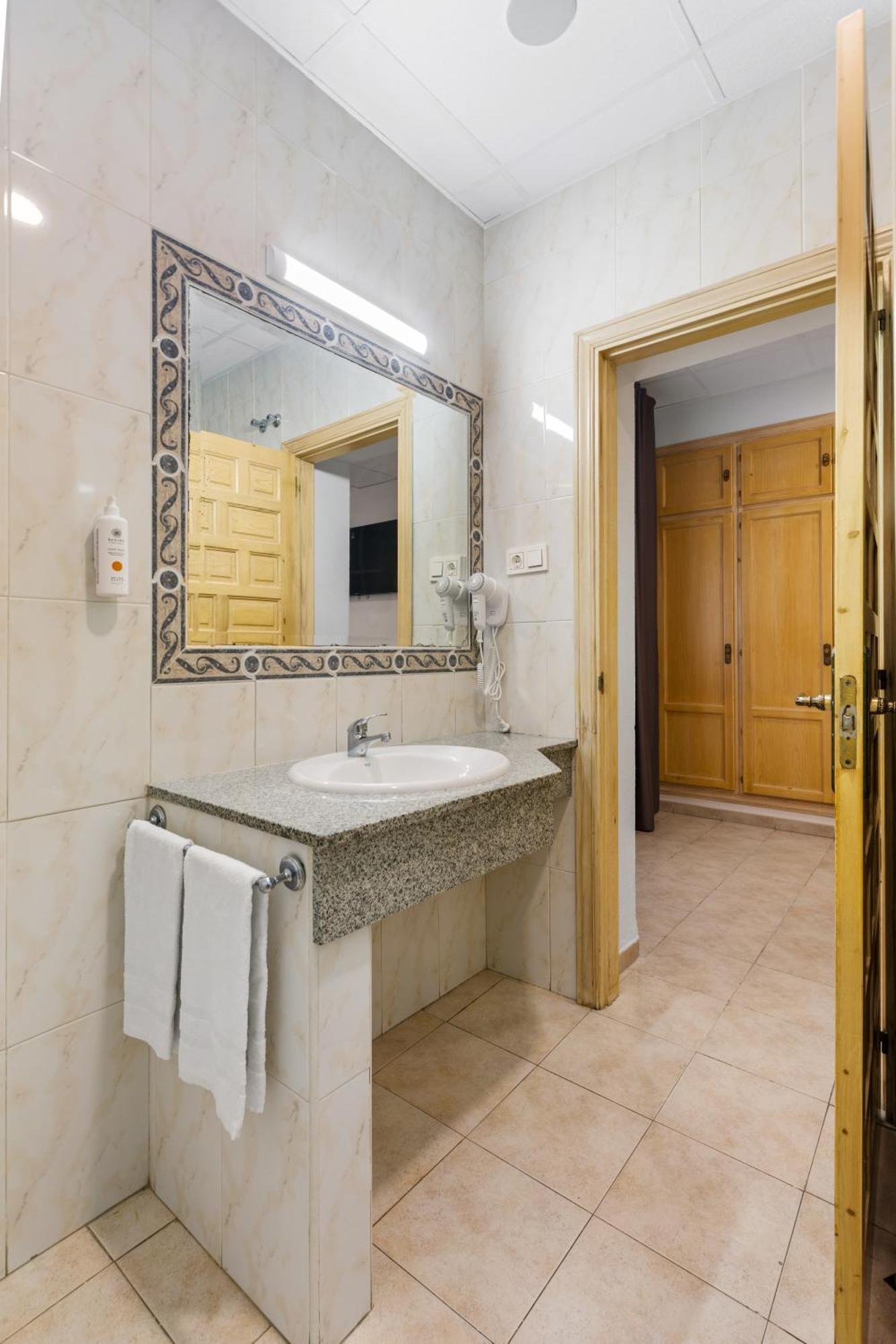 Hotel Vas Malaga Ciudad Esterno foto